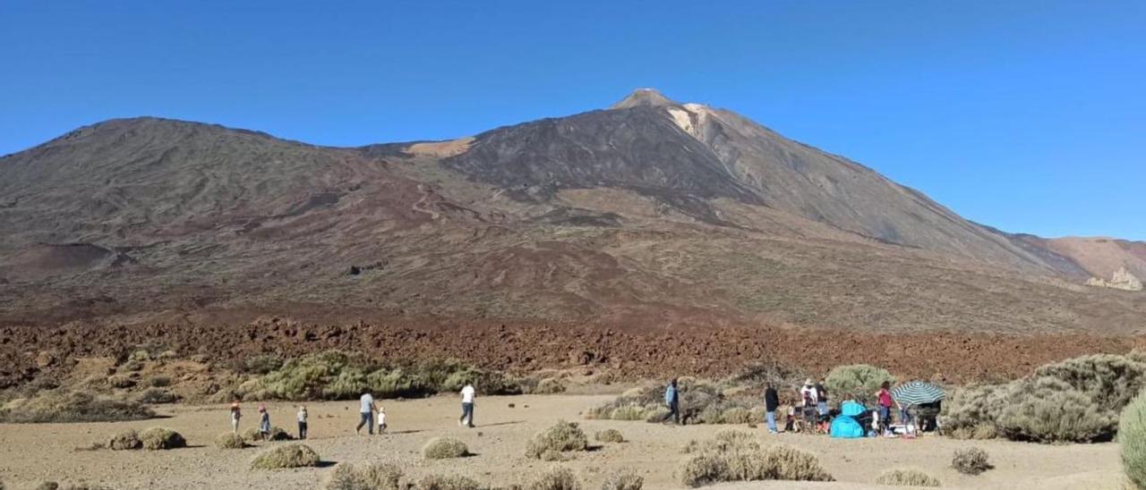 Imagen de la comida campestre de hace unos días en el Parque Nacional del Teide, una actividad que está completamente prohibida. | | NAUZET RAMOS