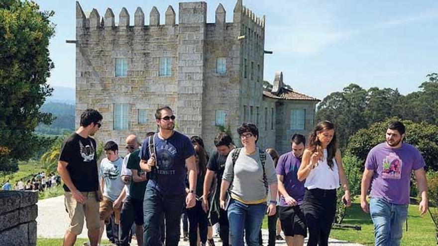 La delegación de la facultad, con el edificio central del pazo Baión al fondo.  // Iñaki Abella