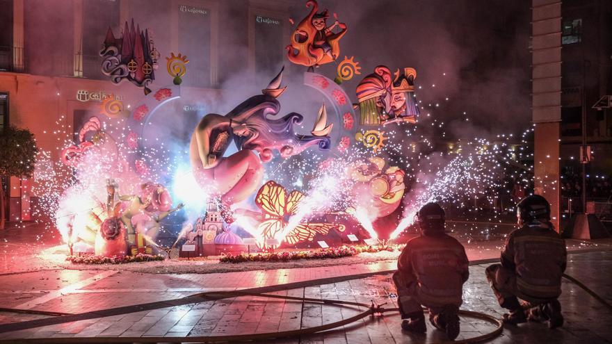 La espectacular cremà de las Hogueras de Alicante en Murcia salva la promoción de la fiesta