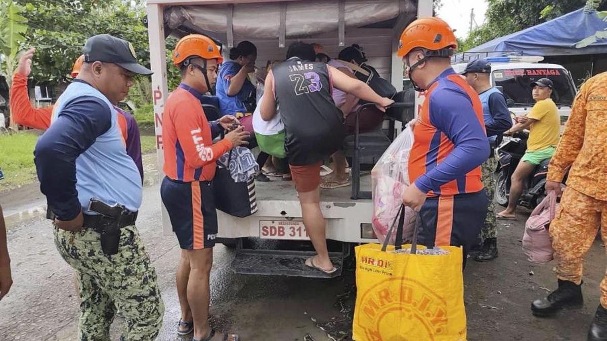 Filipinas evacúa a casi un millón de personas ante la llegada del supertifón Fung-wong