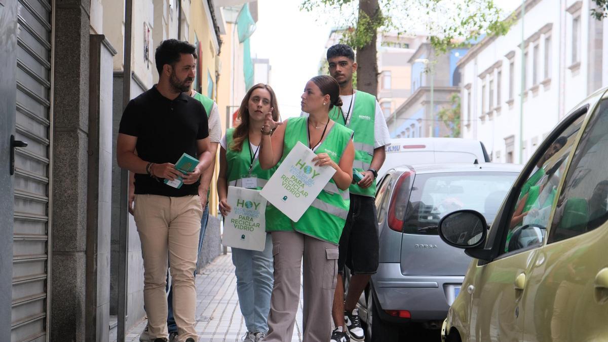 El concejal de Limpieza, Héctor Alemán, junto a informadroes ambientales de Ecovidrio.