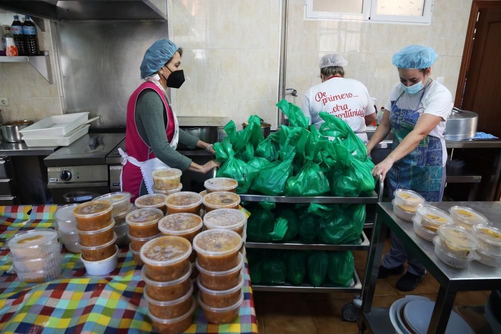 Reparto de menús navideños en el Comedor de Santo Domingo