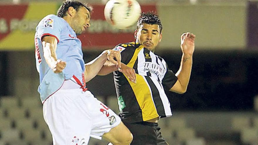 Catalá salta con un contrario durante el partido de ayer ante la mirada del capitán Borja Oubiña. // Pedro Martínez