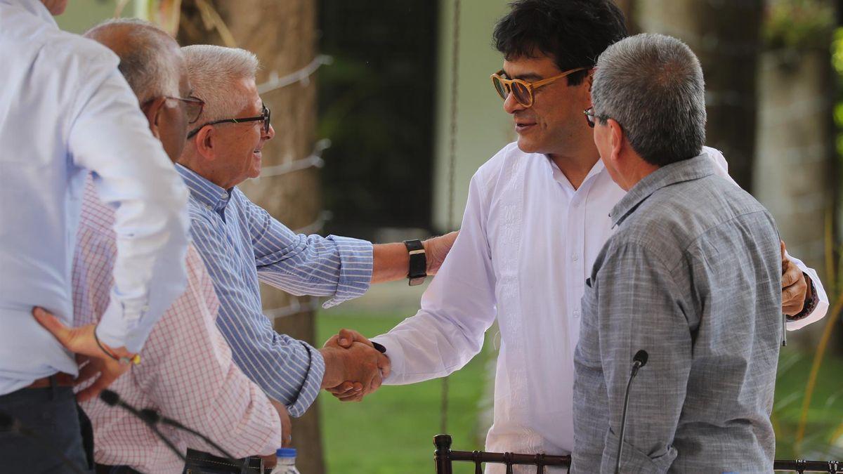 El portavoz del gobierno colombiano Iván Danilo Rueda conversa con los del ELN Aureliano Carbonell y Pablo Beltrán.