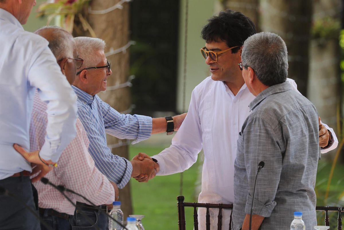 El portavoz del gobierno colombiano Iván Danilo Rueda conversa con los del ELN Aureliano Carbonell y Pablo Beltrán.
