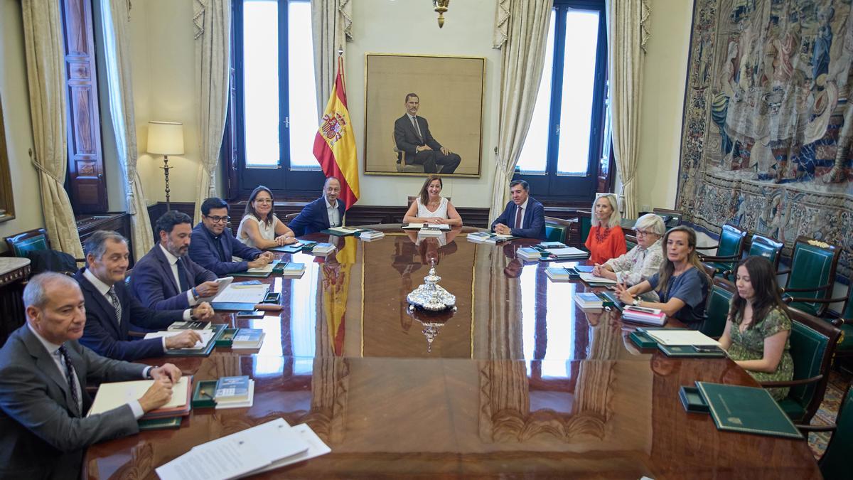 La presidenta del Congreso, Francina Armengol, presidiendo la primera reunión de la Mesa del Congreso de los Diputados de la XV Legislatura.