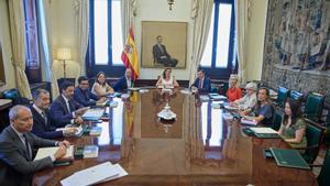 La presidenta del Congreso, Francina Armengol, preside la primera reunión de la Mesa del Congreso de los Diputados de la XV Legislatura.