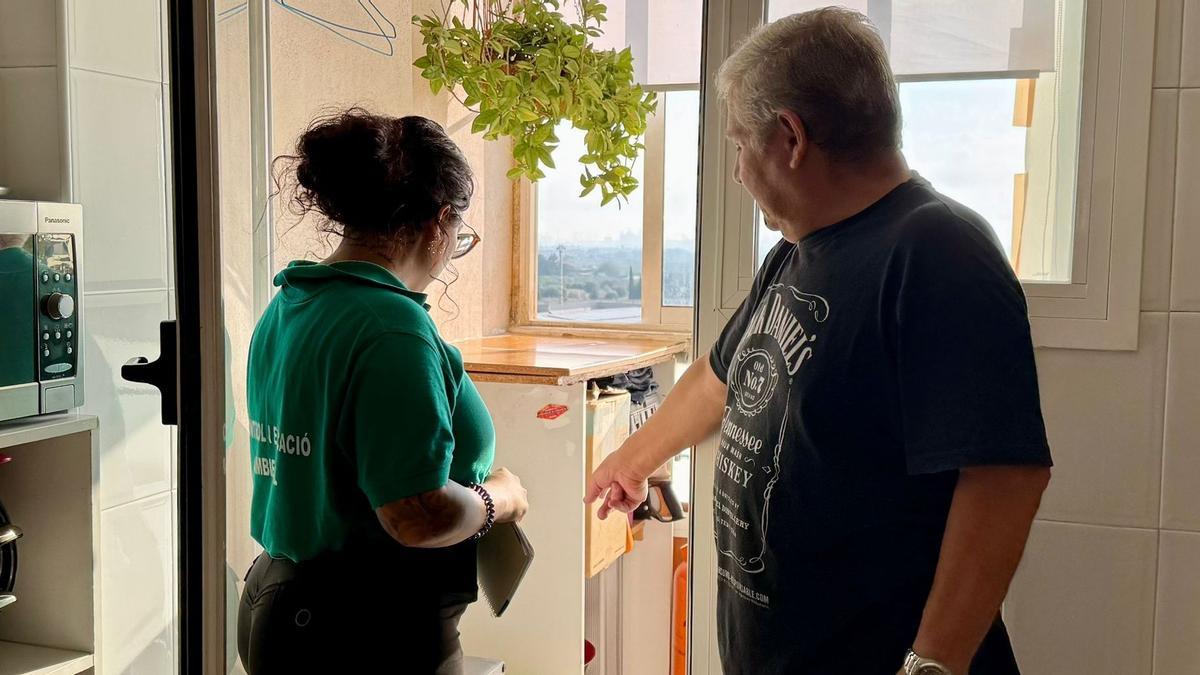 L'educadora ambiental dins del programa d'Inspecció Tècnica de Residus.