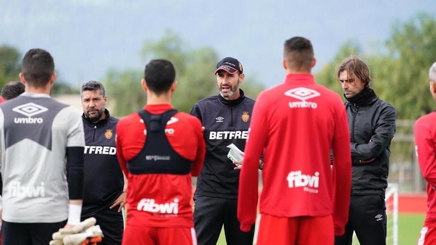 Vicente Moreno charla con sus jugadores en Son Bibiloni.