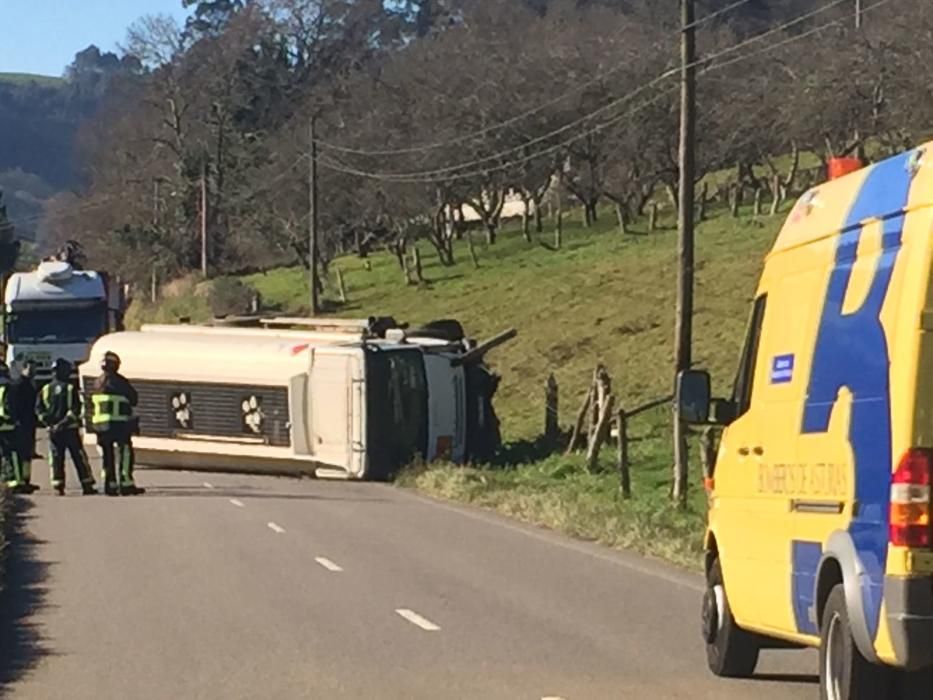 Un accidente corta la carretera que une Pravia y Salas