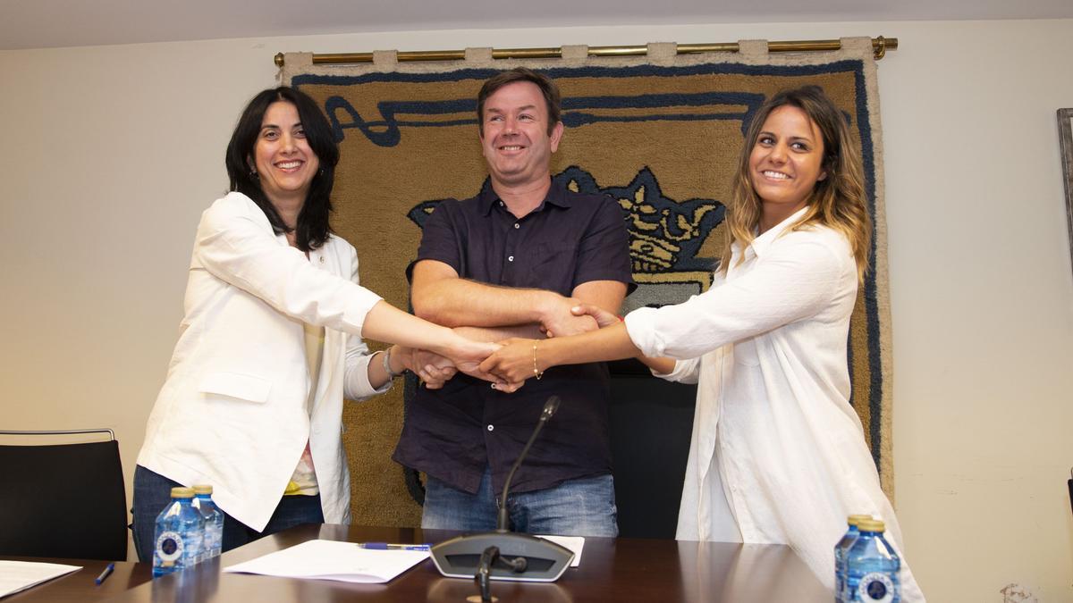 María Nogareda, Benito Portela e Isa Reimúndez tras firmar el acuerdo de gobierno del tripartito de Sada.