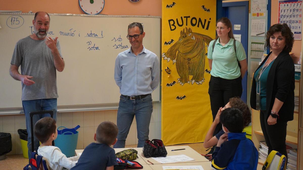 El regidor de Educación de Ontinyent en la visita al CEIP Lluís Vives en el inicio de la Setmana de la Natura.
