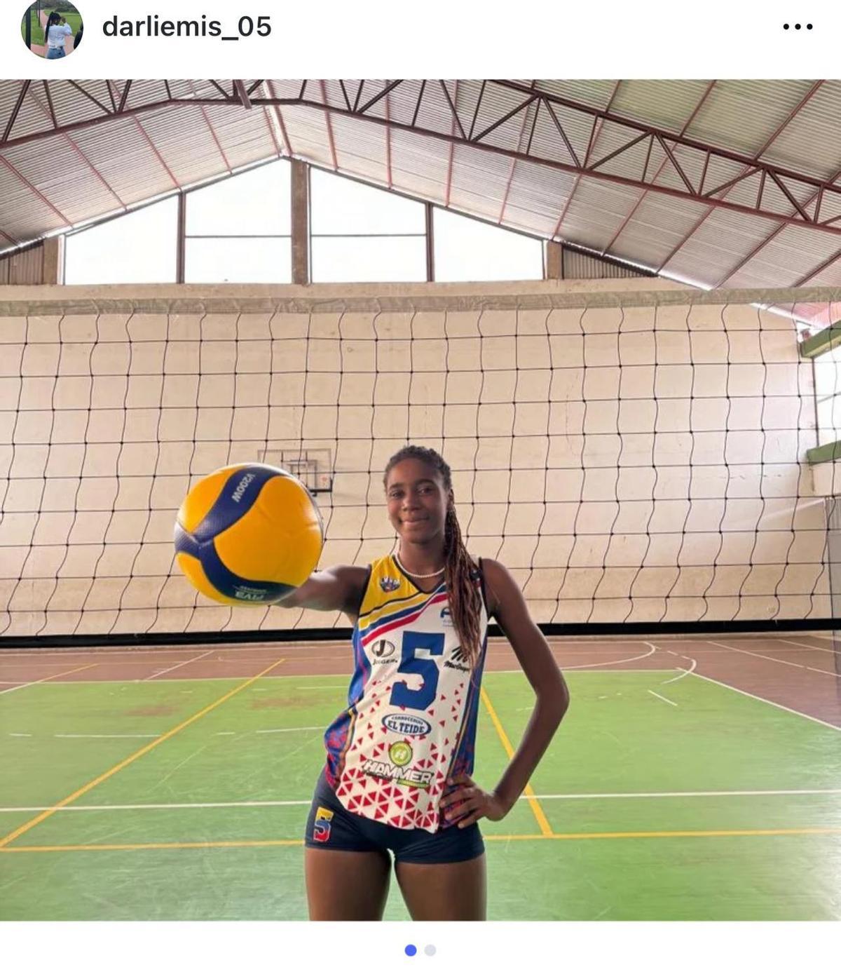 La joven confiesa su pasión por el voleibol.