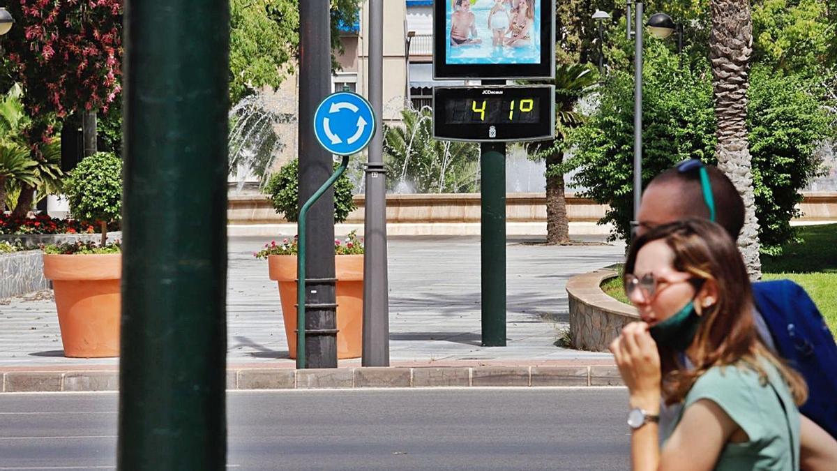 Viandantes en Murcia, en plena ola de calor | JUAN CARLOS CAVAL