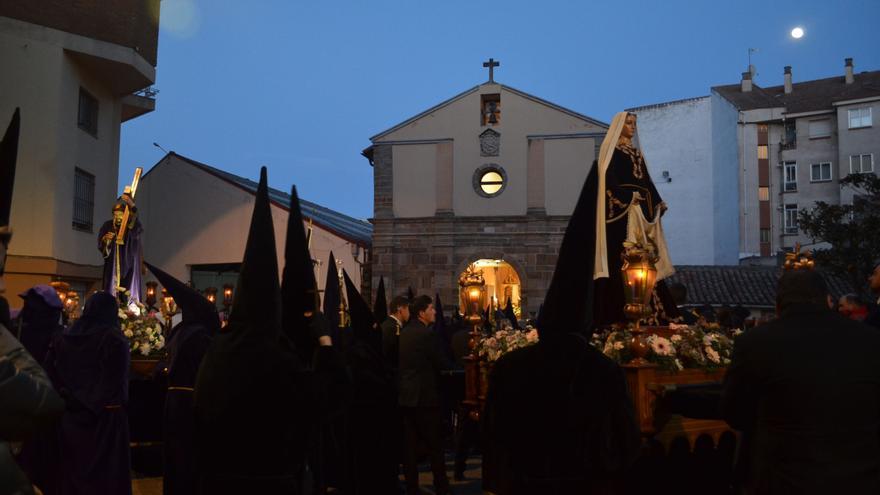 Semana Santa en Benavente: Las carracas se abren paso entre tinieblas