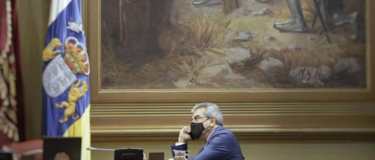 Román Rodríguez habla por teléfono en el Parlamento de Canarias. | | DELIA PADRÓN