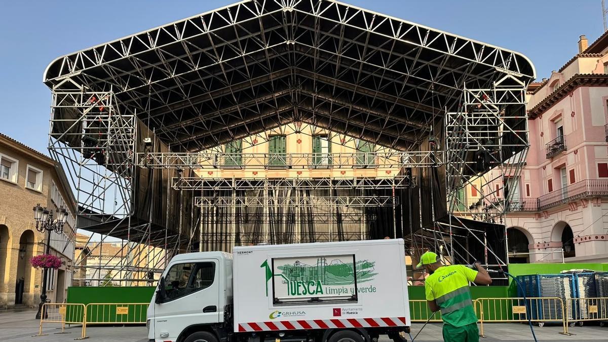 El Ayuntamiento de Huesca incorpora una nueva hidrolimpiadora para reforzar los trabajos de limpieza