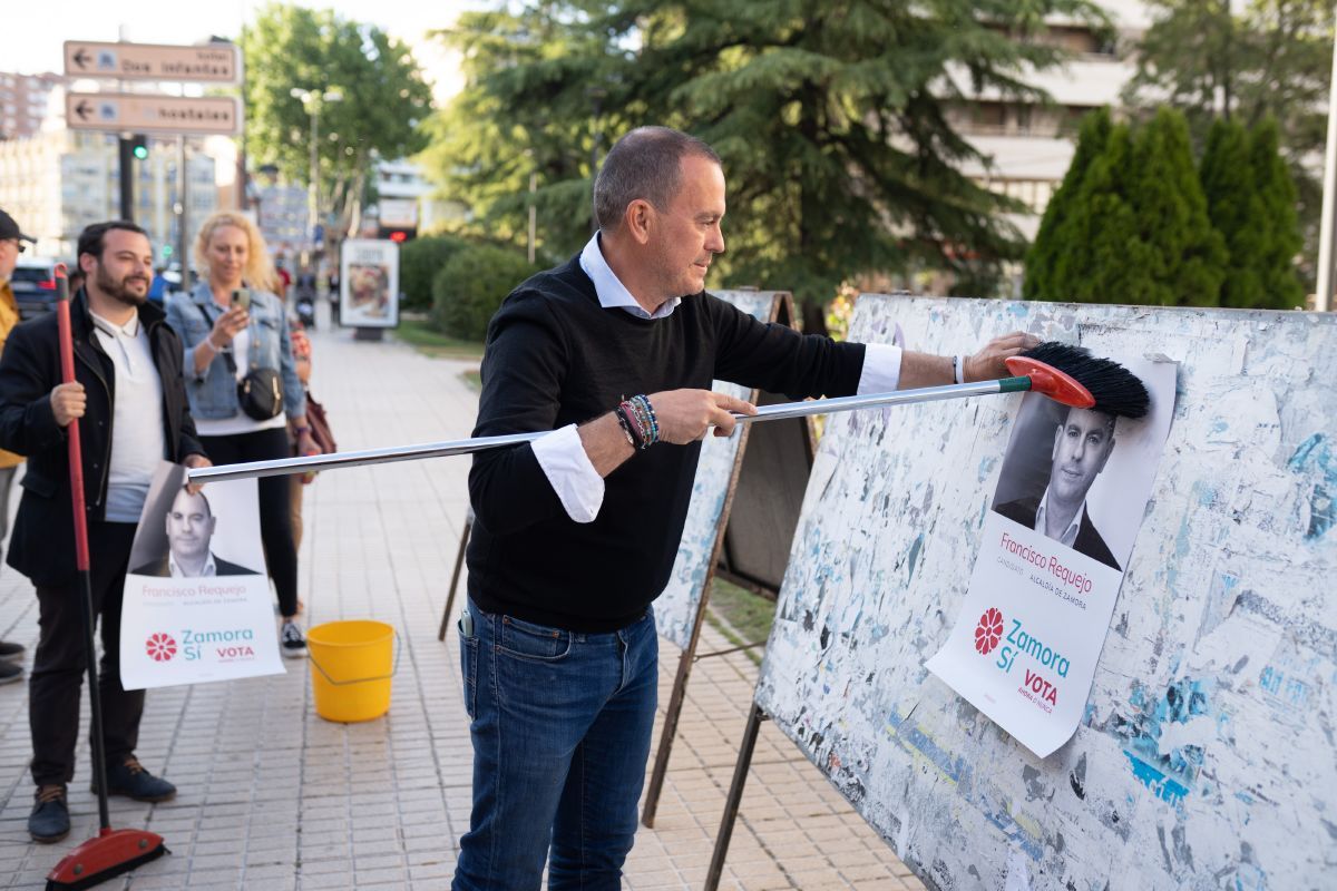 Pegada simulada de carteles de las elecciones municipales en Zamora