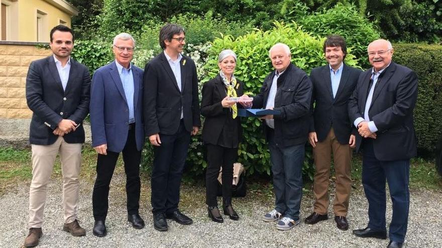 La delegació berguedana amb els representants de Tarascó i els seus convidats