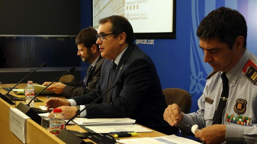 El conseller d&#039;Interior, Jordi Jané, entre el director general de la Policia, Albert Batlle, i el comissari en cap dels Mossos d&#039;Esquadra, Josep Lluís Trapero