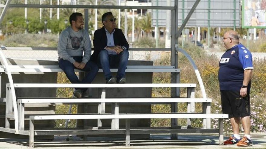 Diego García, al lado del Antonio Chaves y de Sancho, presenciando el entrenamiento