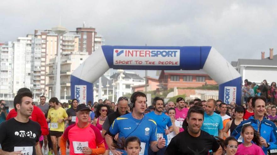 Participantes en la carrera, en el paseo de Salinas.