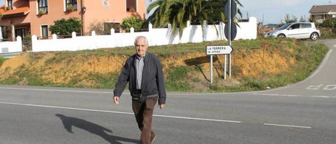 Balbino Fernández atraviesa la carretera a la altura de uno de los cruces más peligrosos.
