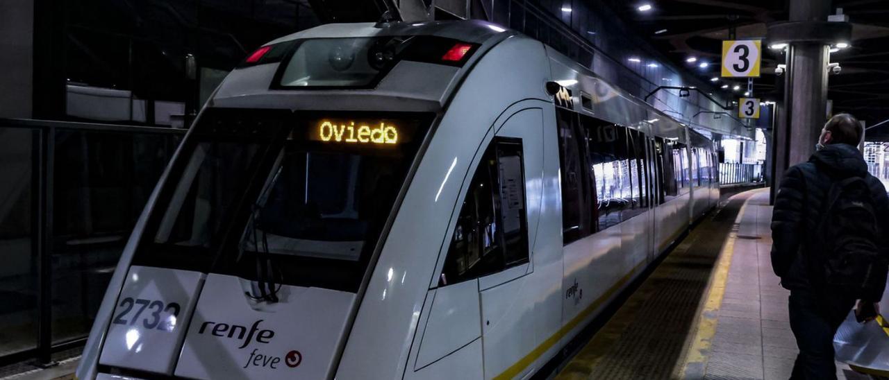 Un tren de Feve en la estación de Oviedo. | Irma Collín