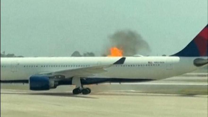 Ningún herido tras evacuar a 294 personas de un avión en llamas en el aeropuerto de Florida