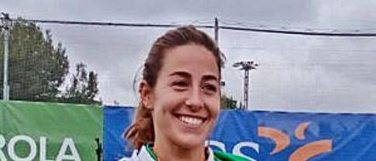 María López, con el trofeo de la Liga. | M. L.