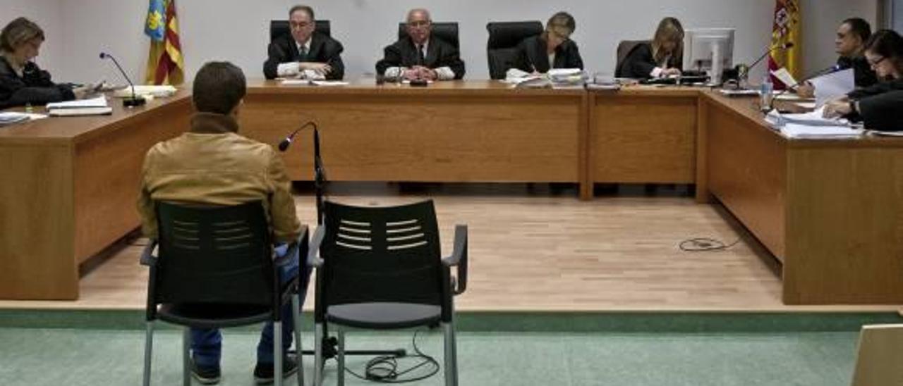 El joven, ayer, en el banquillo durante el juicio por el que se enfrenta a 20 años de cárcel.