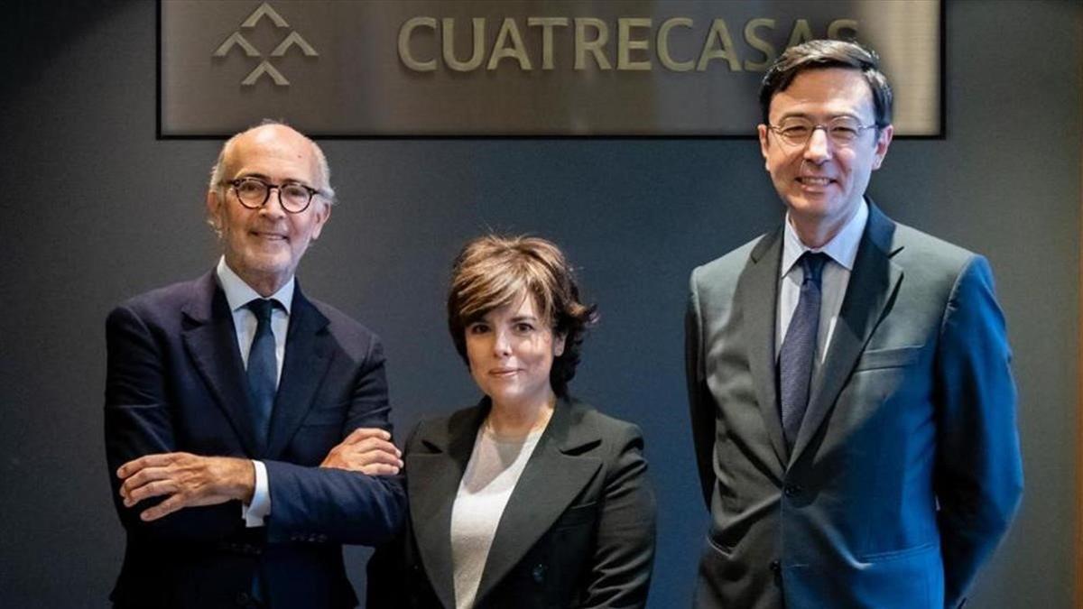 Rafael Fontana  presidente ejecutivo junto a Soraya Saenz de Santamaria  y Jorge Badia  director general  Cuatrecasas