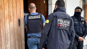 Macrodispositivo de los Mossos contra el tráfico de drogas y armas. En las imágenes, una de las acciones llevadas a cabo por los agentes en Vilanova i la Geltrú