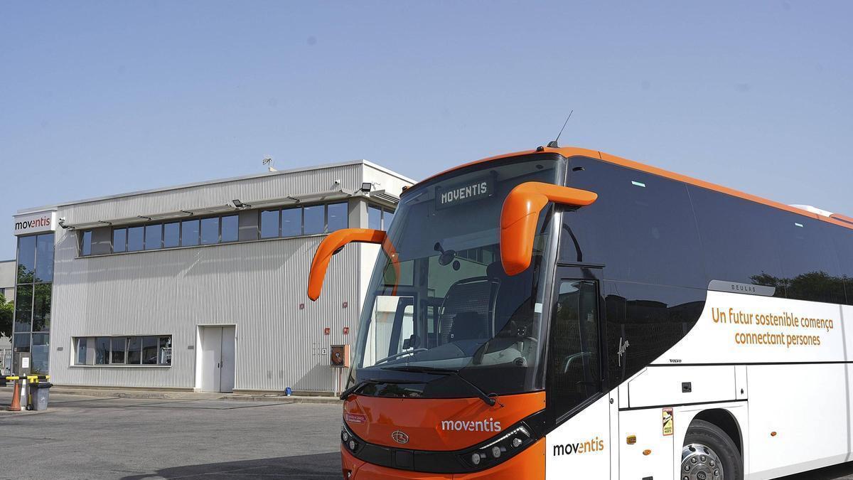Un autobús a la seu de Moventis Sarf a Begur.