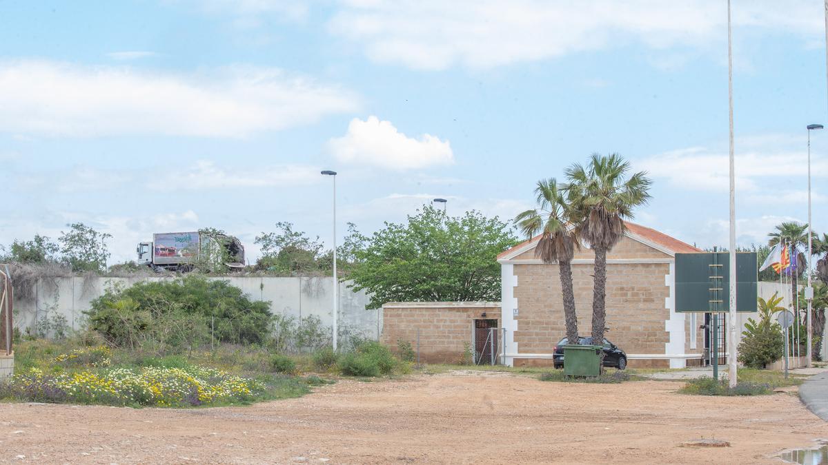 Camión recolector de basura descargando restos de podas vegetales en el Mirador del Alto de la Casilla. A la derecha retén del GRO de la Policía Local de Torrevieja