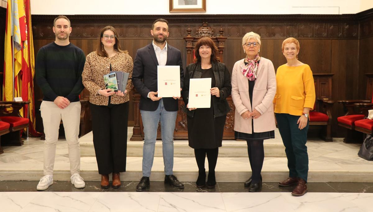 Participantes en el acto de la firma del convenio entre el Ayuntamiento de Sagunt y la AVL.