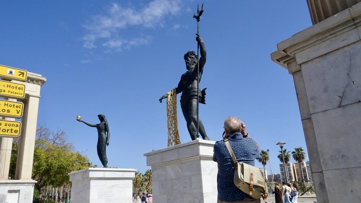 Las estatuas de Venus y Neptuno, en el acceso al Puerto por la plaza de la Marina