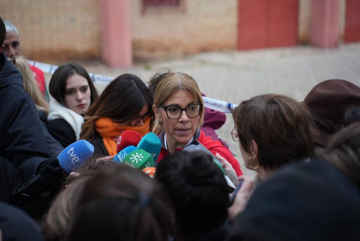 María Eugenia Castro, psicóloga de Cruz Roja, atiende a los medios de comunicación.