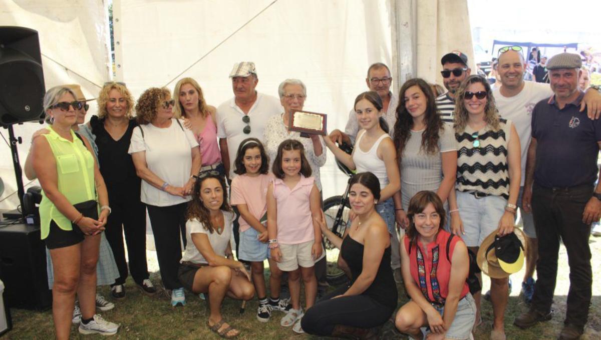 María Trinidad Álvarez, en el centro, con su placa de «Güela del Aramo», rodeada por sus familiares y autoridades de Lena y Quirós. | A. VELASCO