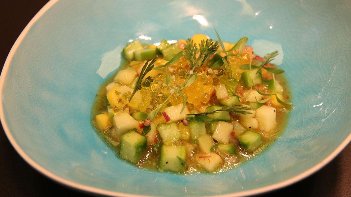 Jaime Lieberman, del restaurante Spoonik, explica cómo hace el ceviche vegetal.