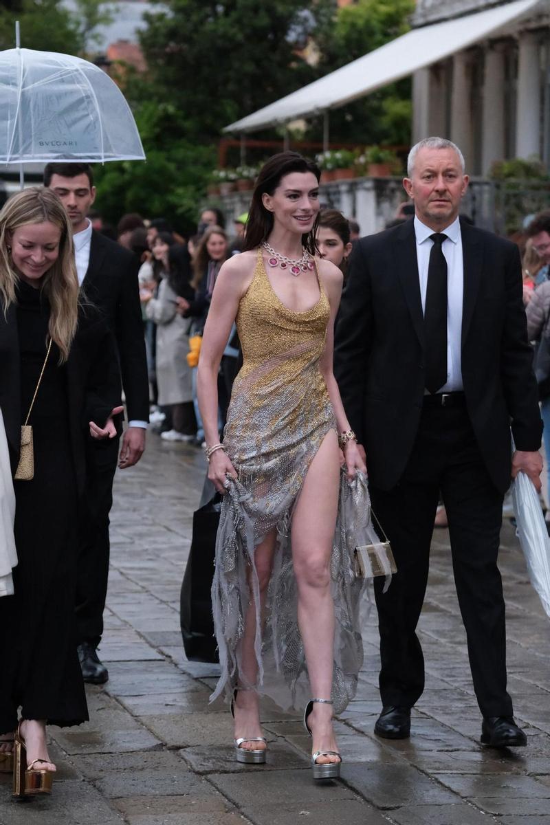 Anne Hathaway con vestido de Versace Atelier en la fiesta de Bvlgari en Venecia