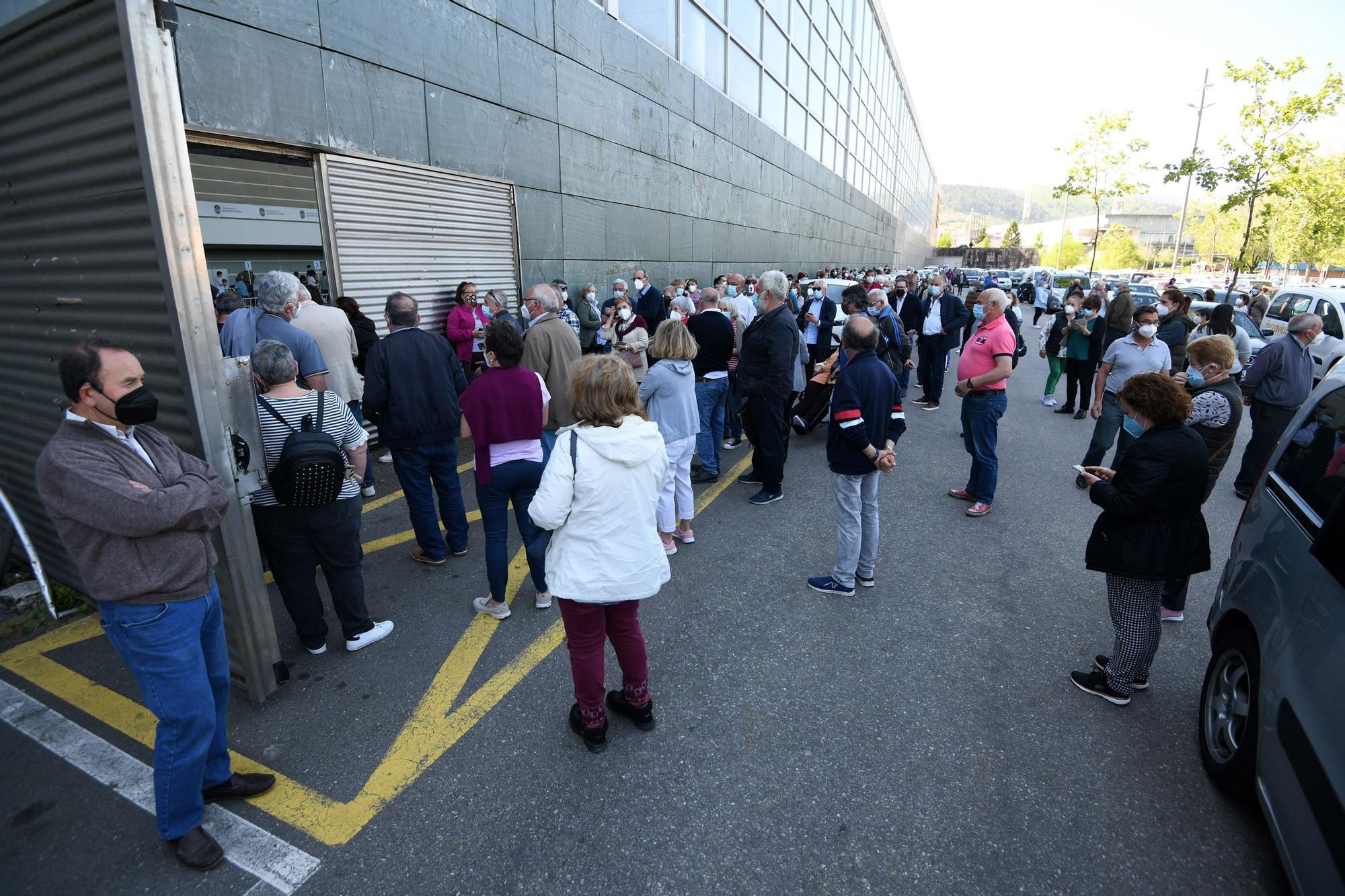 Colas y nervios  en la primera jornada de vacunación masiva en Pontevedra