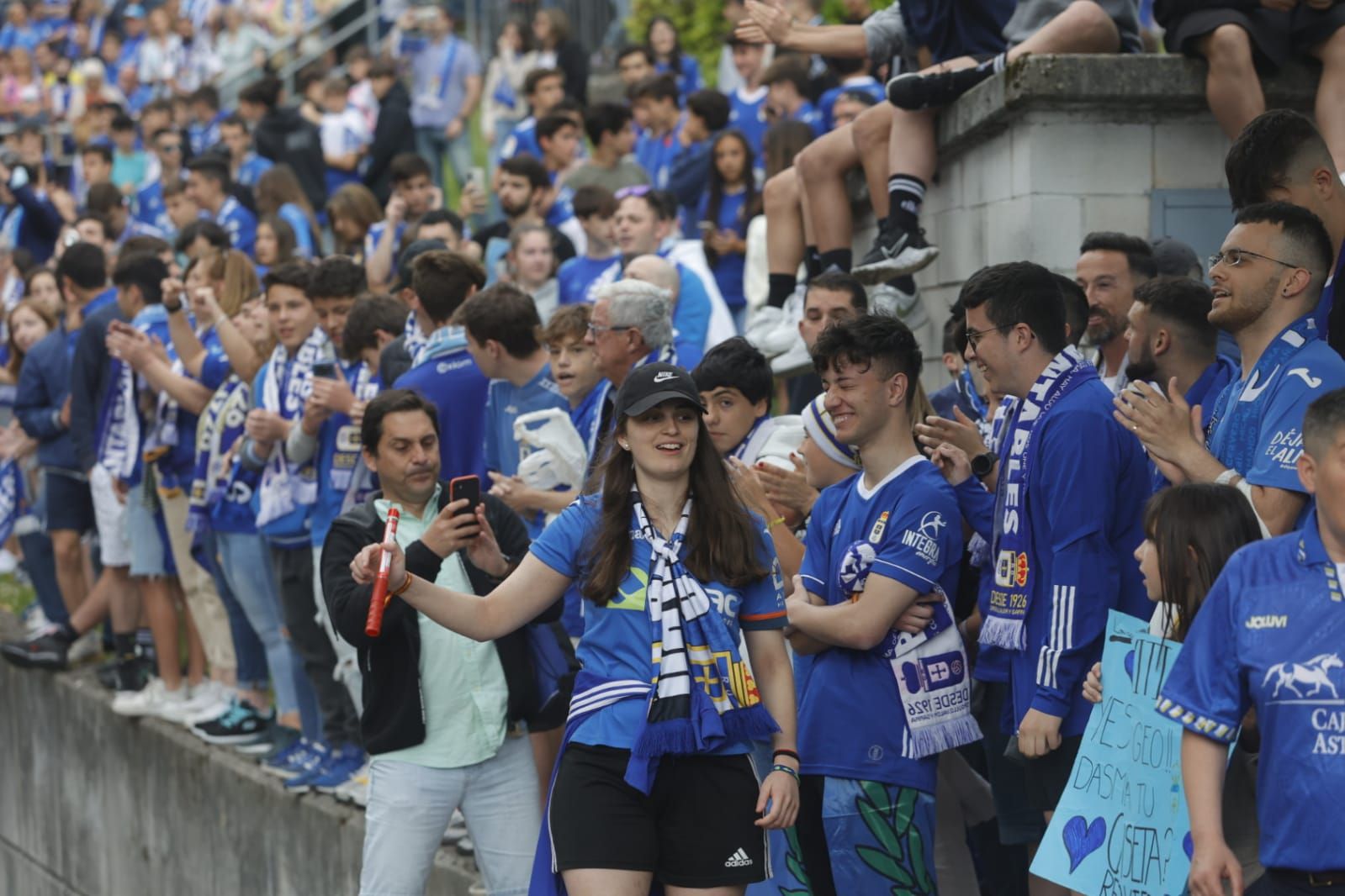 La afición del Oviedo sale a la calle para apoyar al equipo en el encuentro ante el Ibiza