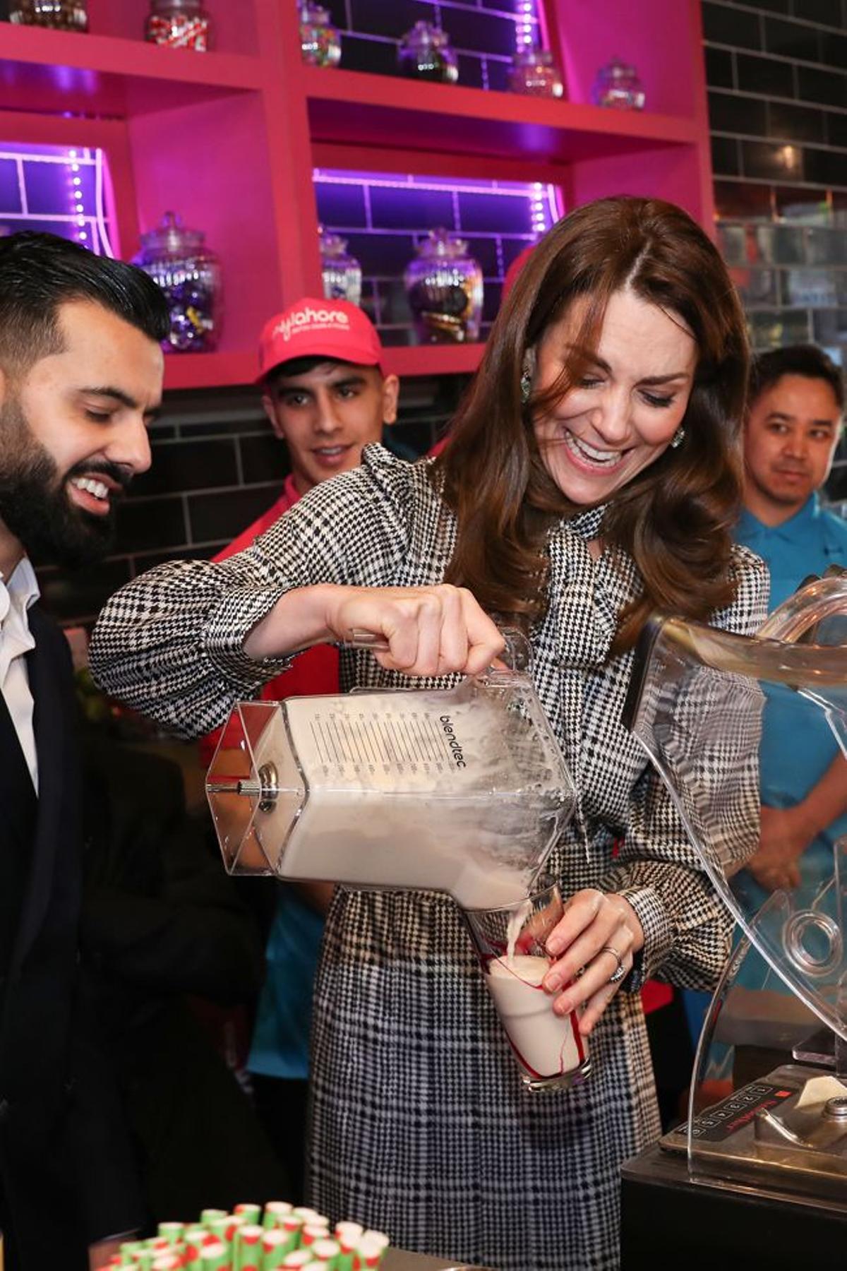 Kate Middleton prepara un batido en un restaurante de Bradford