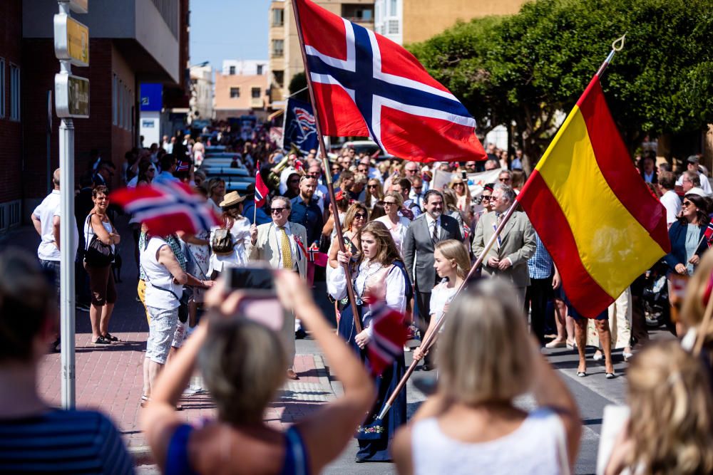 L'Alfàs se tiñe de rojo y azul para conmemorar la fiesta nacional de Noruega