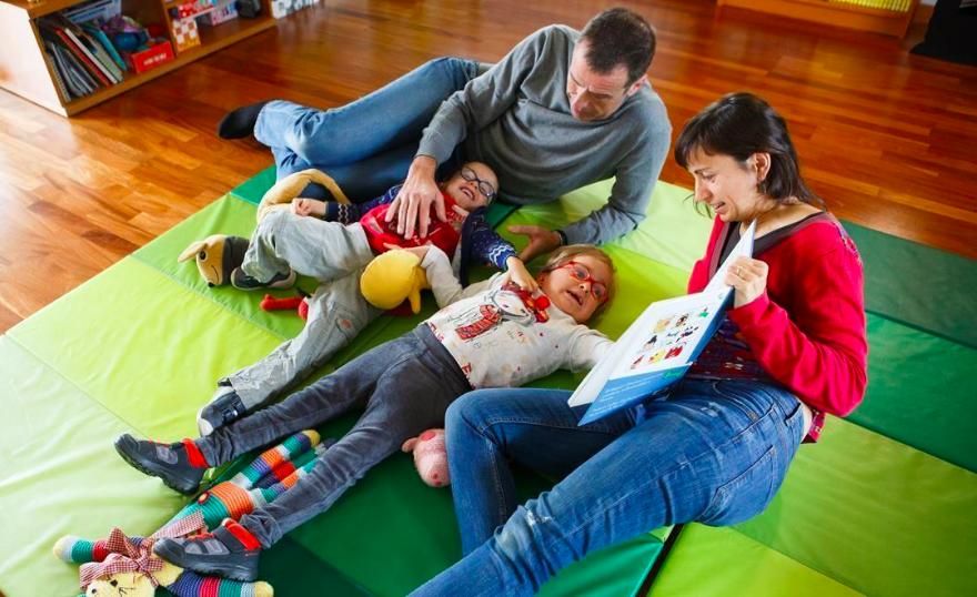 Miquel y Andrea, gemelos que tienen Parkinson, en su casa con sus padres Laura y Andreu.