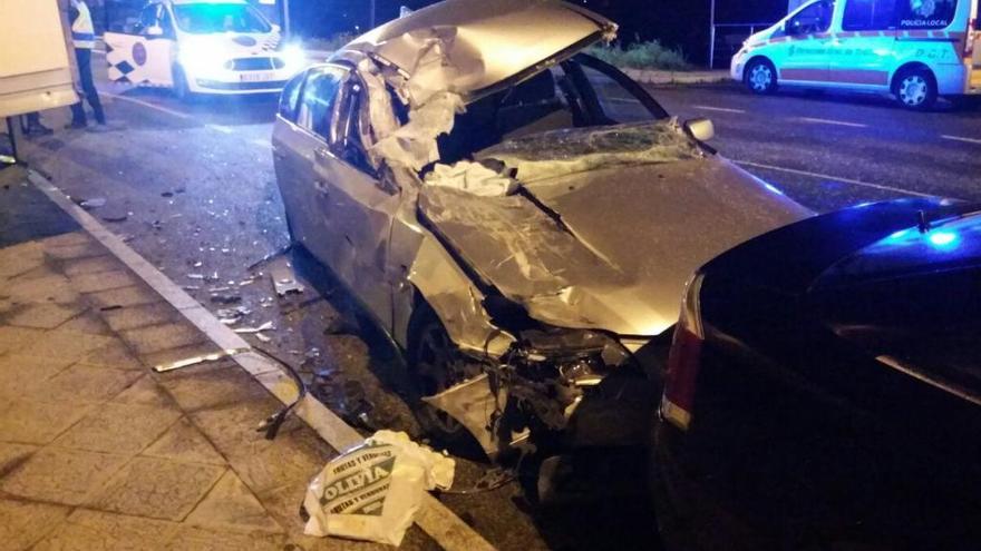 Coche accidentado esta madrugada en Ourense. // FdV