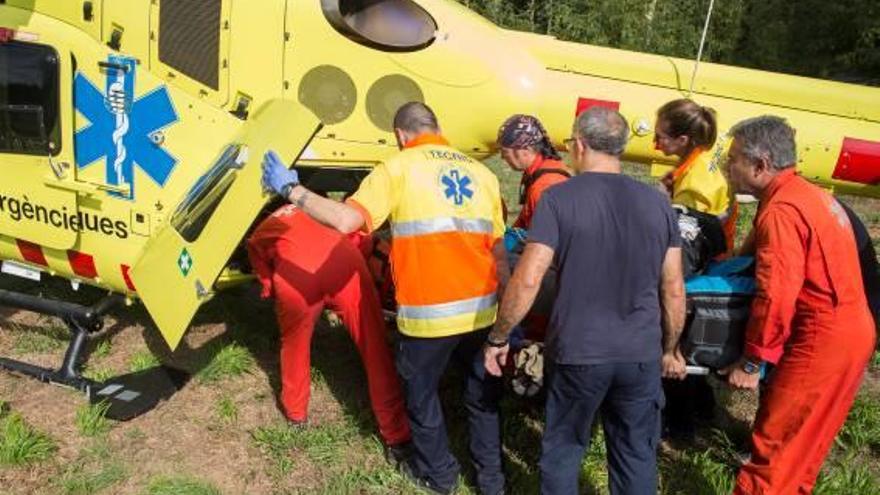 Els efectius del SEM assistint la parella accidentada.