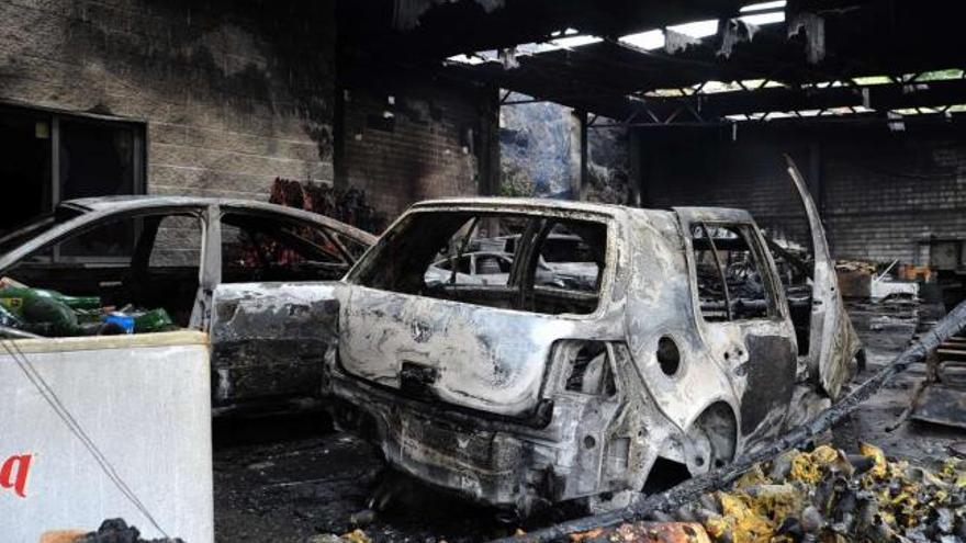 Coches incautados a la red de blanqueo de &quot;Pelopincho&quot; que ardieron en un sospechoso incendio que se produjo tras conocerse la sentencia condenatoria.  //  I. A.