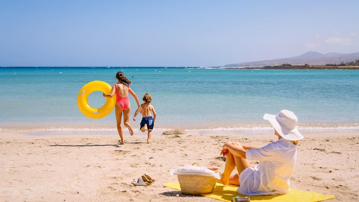 Una familia durante sus vacaciones en Canarias.
